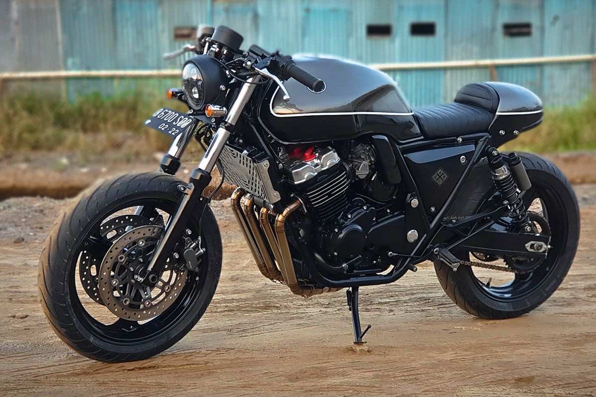 Μια Cafe Racer του 50 παρκαρισμένη σε χωματόδρομο