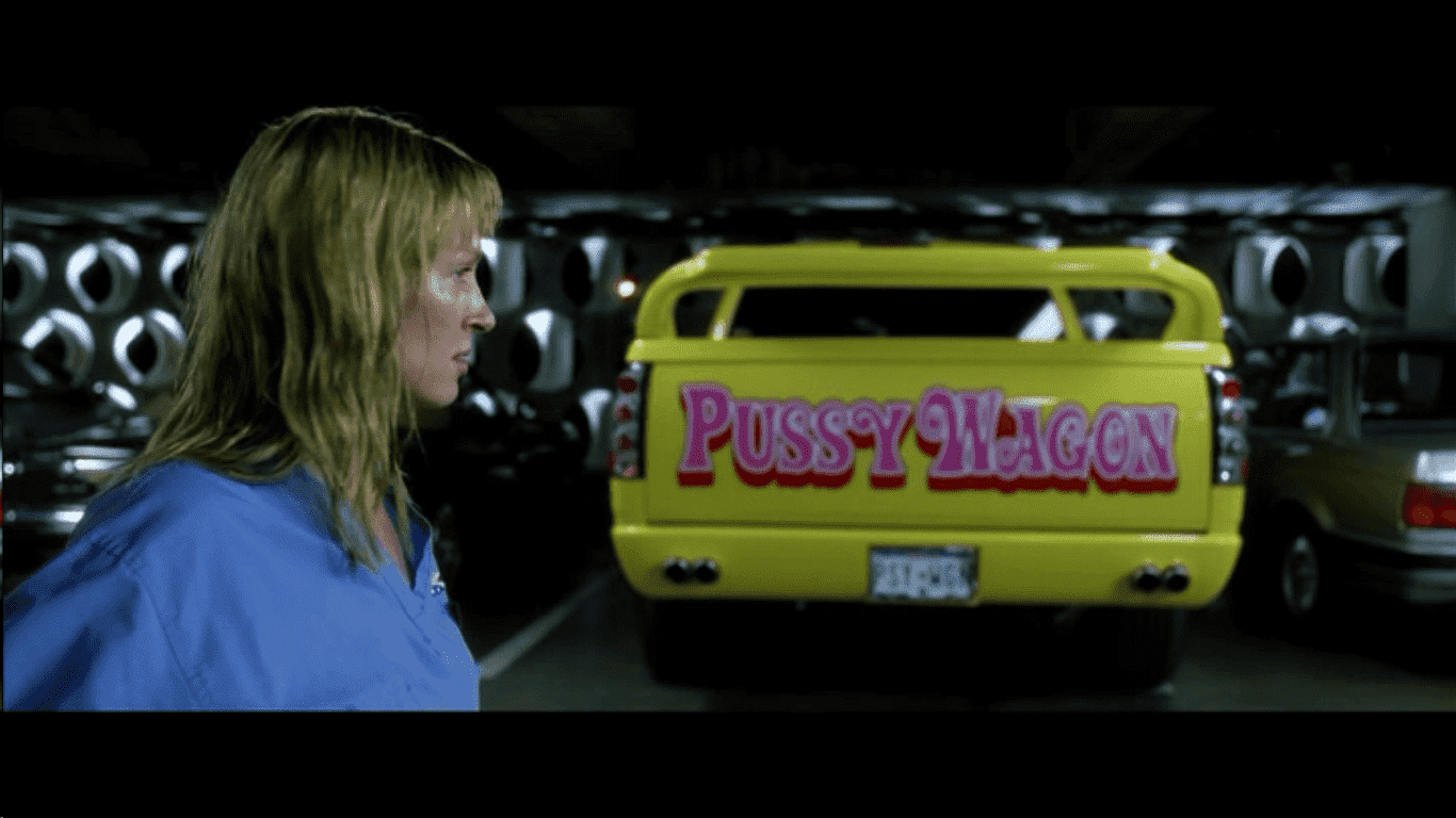 Φωτογραφία πλάνου από την ταινία Kill Bill με το κίτρινο Pussy Wagon στο πίσω μέρος