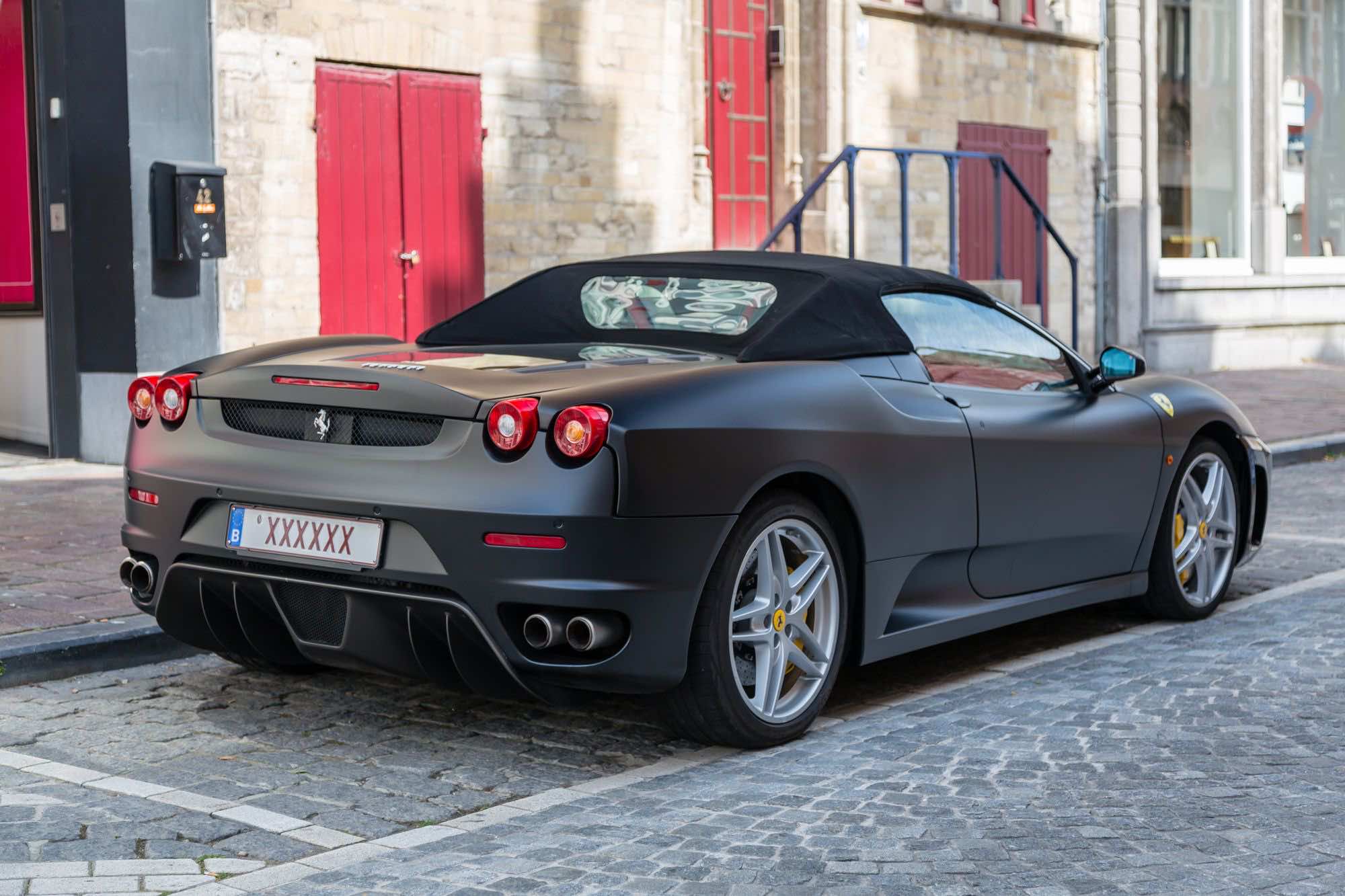 Μαύρη Ferrari F430 Spider πρωταγωνίστησε στο video για το τραγούδι Show Me What You Got