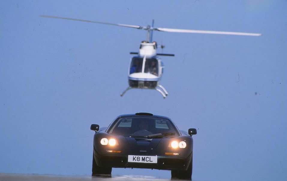 μια McLaren F1 και από πάνω της ένα ελικόπτερο