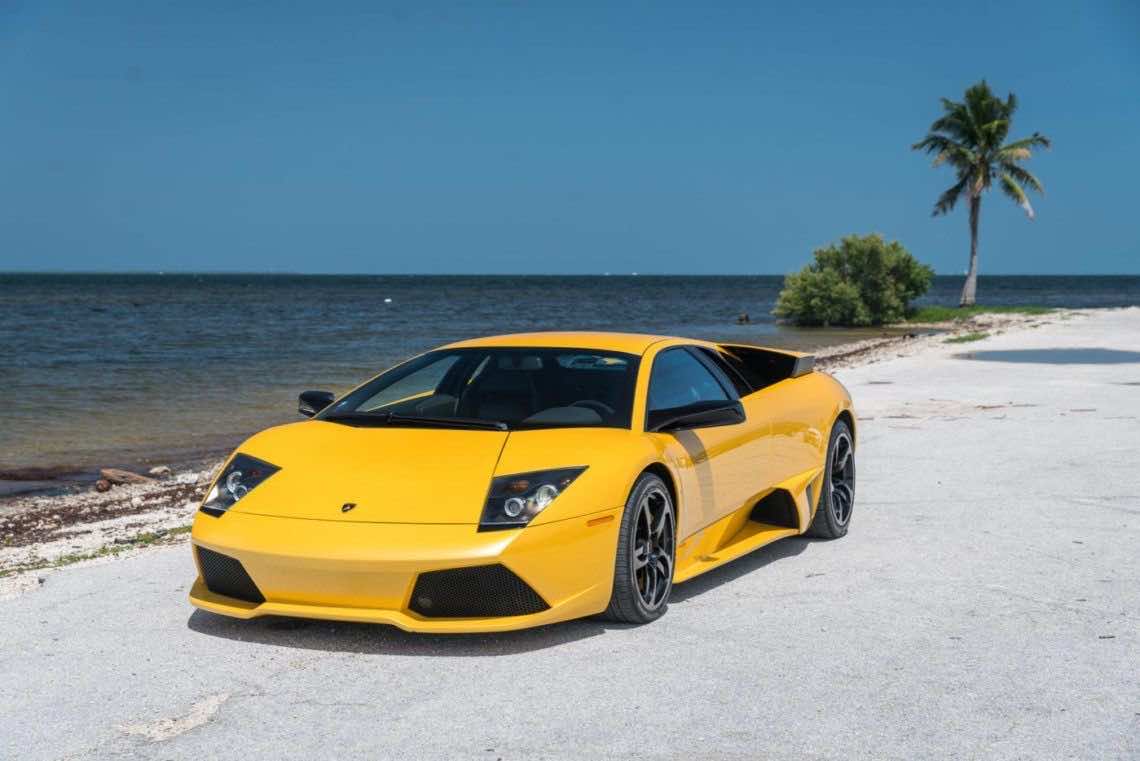 κίτρινη Lamborghini Murcielago