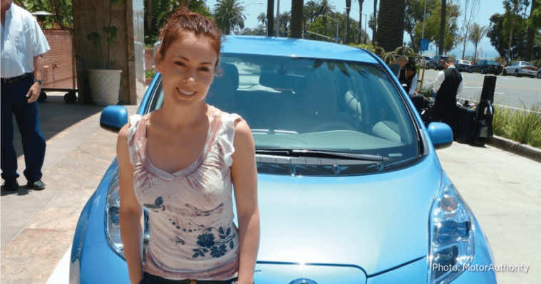 Η Alyssa Milano μπροστά από το γαλάζιο ηλεκτρικό Chevrolet 