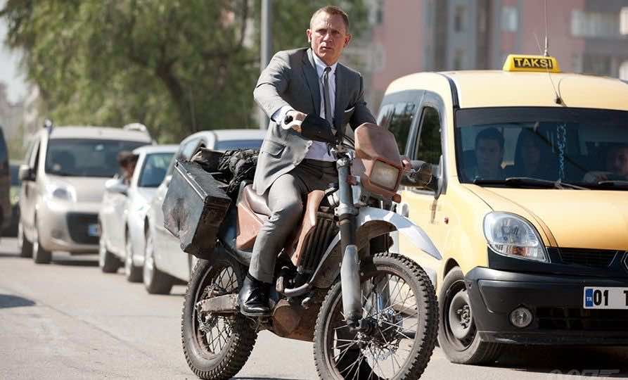 Ο Daniel Craig οδηγάει μια Honda CRF250R δίπλα σε ένα ταξί