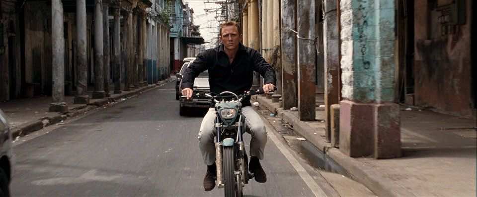 Ο Daniel Craig οδηγάει μια Montesa Cota 4RT σε στενό μιας πόλης