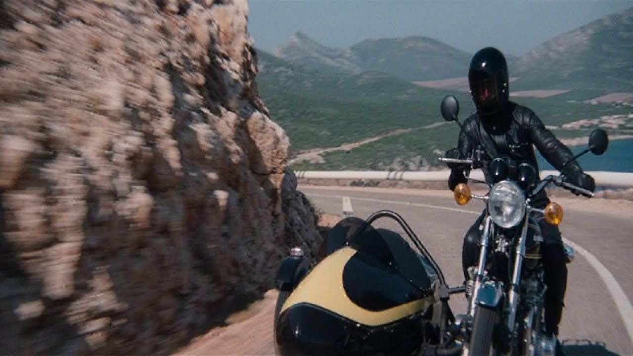 Ο Roger Moore οδηγεί ένα Lotus Espirit σε δρόμο πάνω σε βουνό