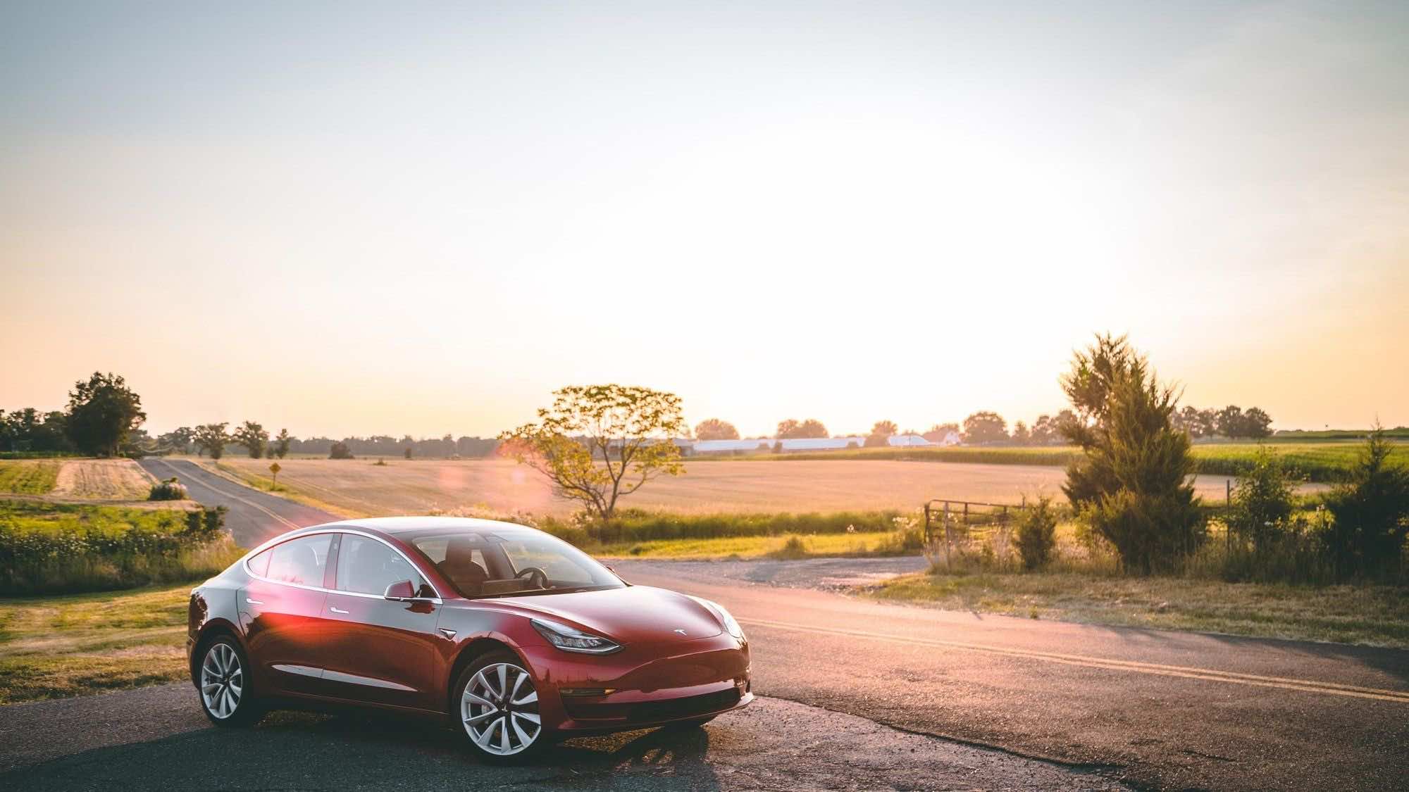 κόκκινο παρκαρισμένο Tesla στην άκρη του δρόμου