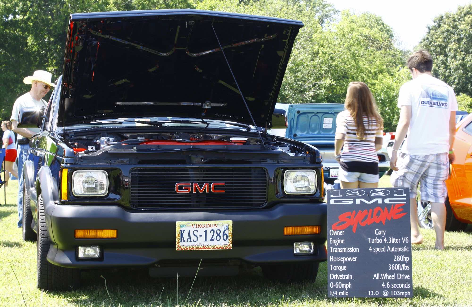 ένα GMC Syclone με ανοιχτό καπό