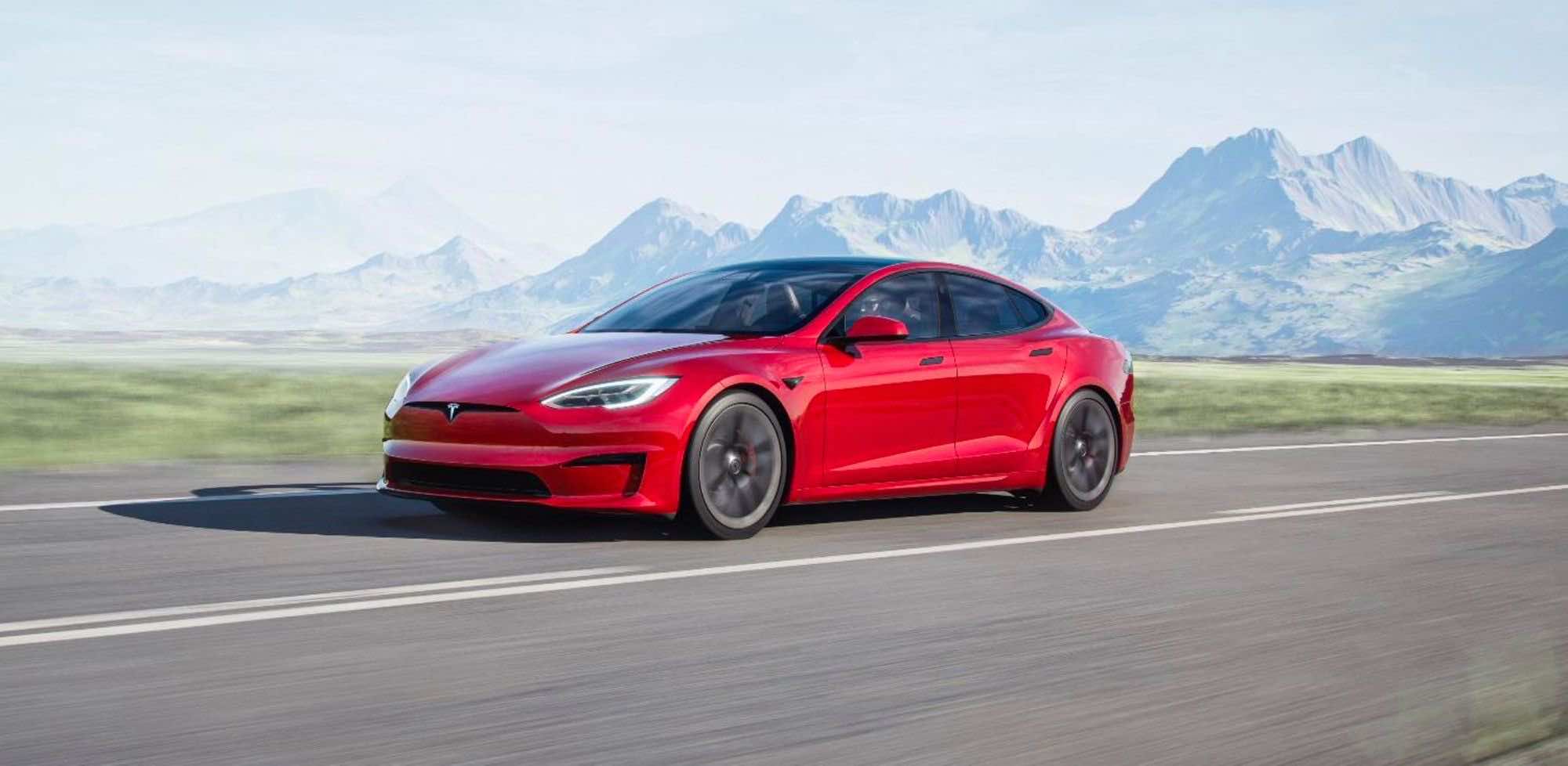 κόκκινο Tesla S σε κίνηση