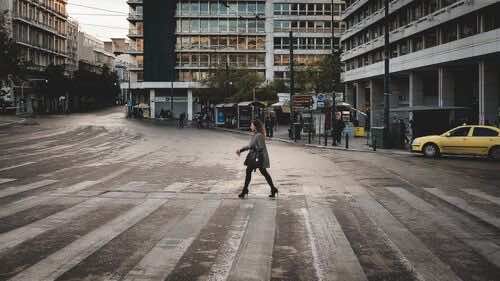 πεζή γυναίκα περνά μια διάβαση 