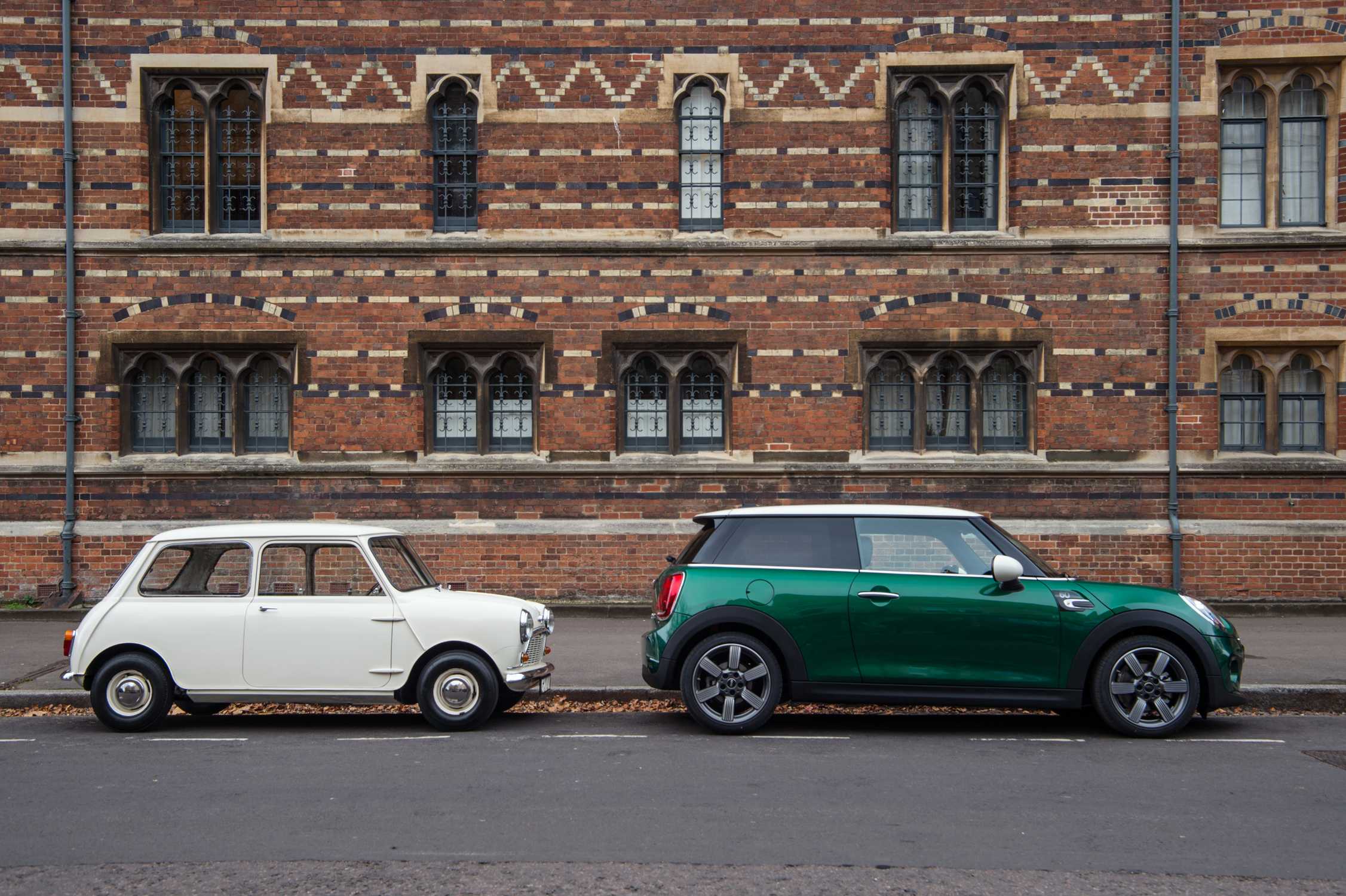 Παρκαρισμένα ένα παλιό και ένα καινούριο mini cooper