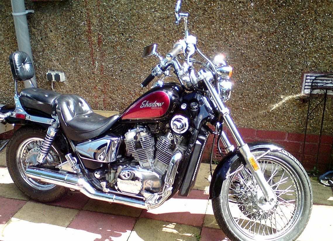 Μαύρη Honda VT800 Shadow