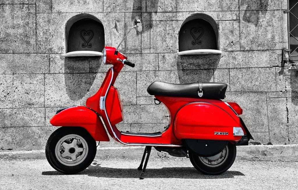 κόκκινη Vespa Px