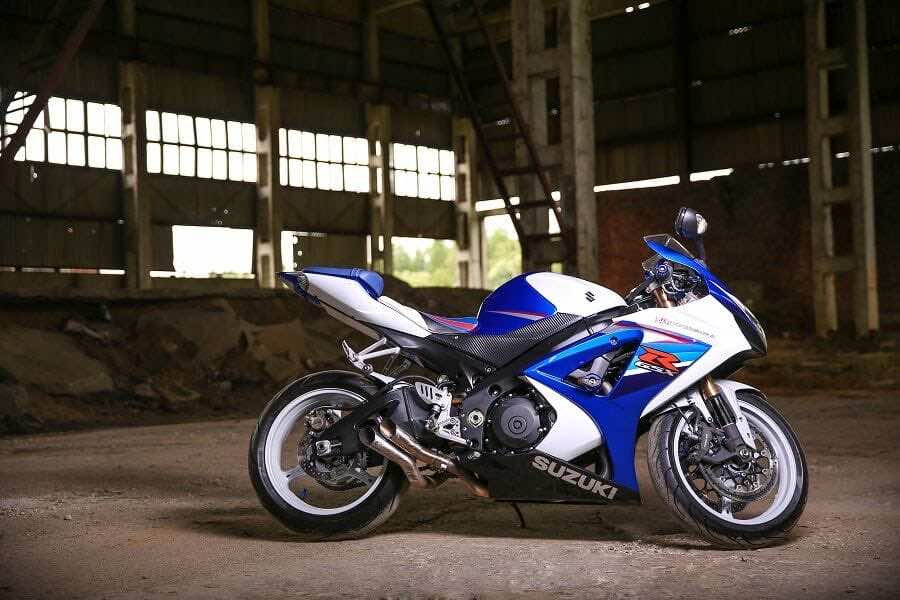 μοντέλο μοτοσυκλέτας suzuki gsx-r-1000, σε εγκαταλελειμμένο κτίριο