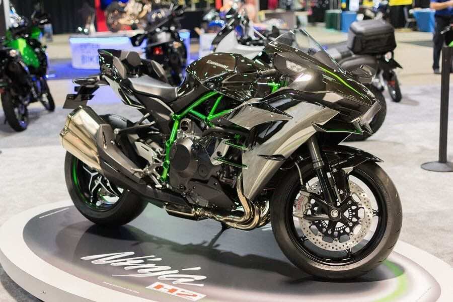 Μοντέλο Kawasaki Ninja H2 σε εκθεσιακό χώρο 