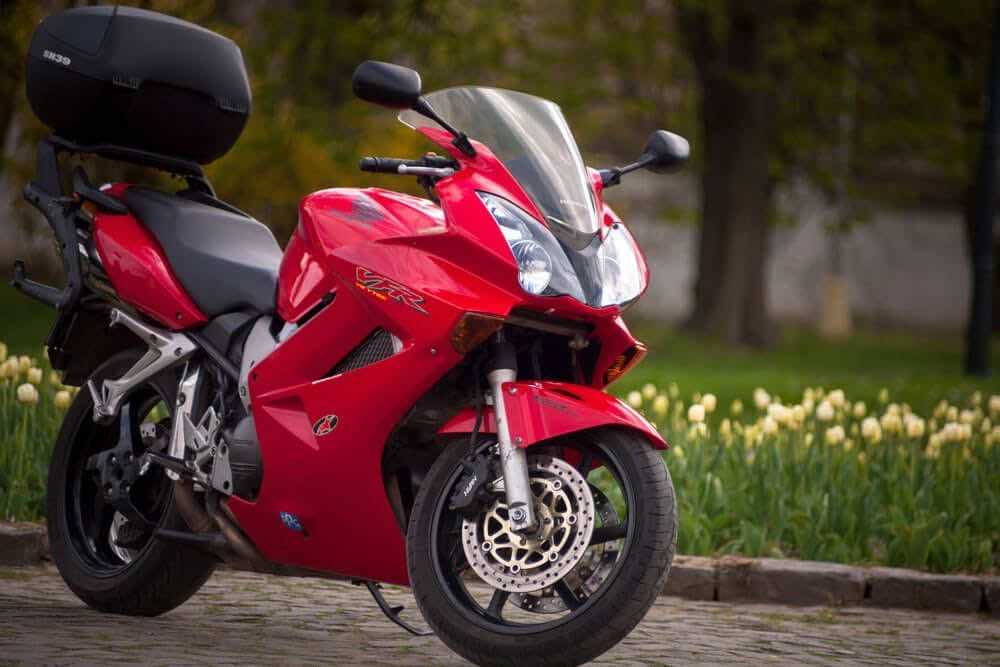 μοντέλο μοτοσυκλέτας honda vfr800 παρκαρισμένο στο δρόμο