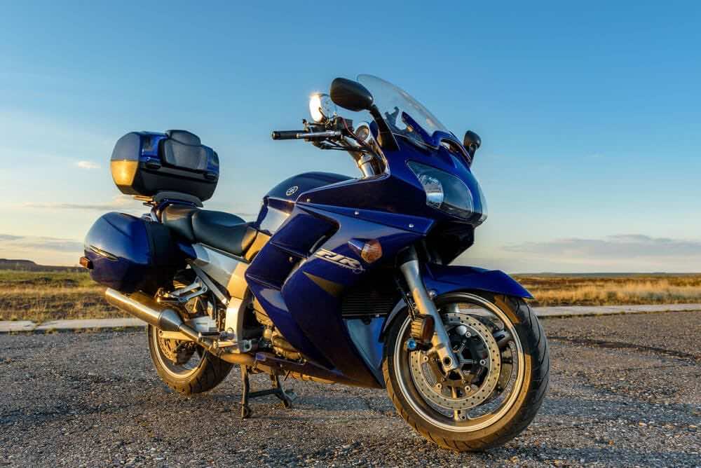 μοντέλο μοτοσυκλέτας yamaha fjr 1300, παρκαρισμένο σε ερημικό δρόμο