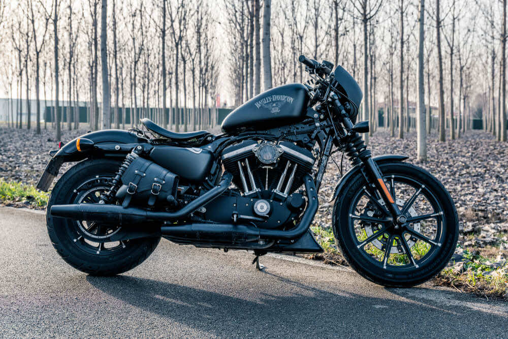 μοντέλο μοτοσυκλέτας Harley Davidson sportser, παρκαρισμένο στο δρόμο