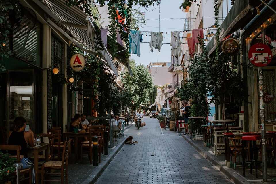 Πεζόδρομος στο κέντρο της Αθήνας με ανοιχτά καφενεία και μεζεδοπωλεία