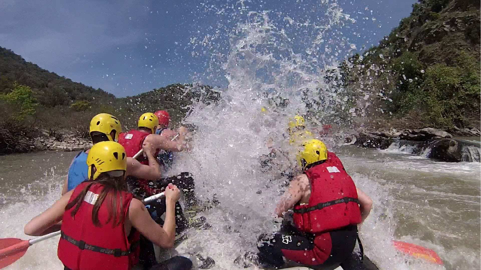 Rafting στον ποταμό Πηνειό μέσω της οργάνωσης Trekking Hellas