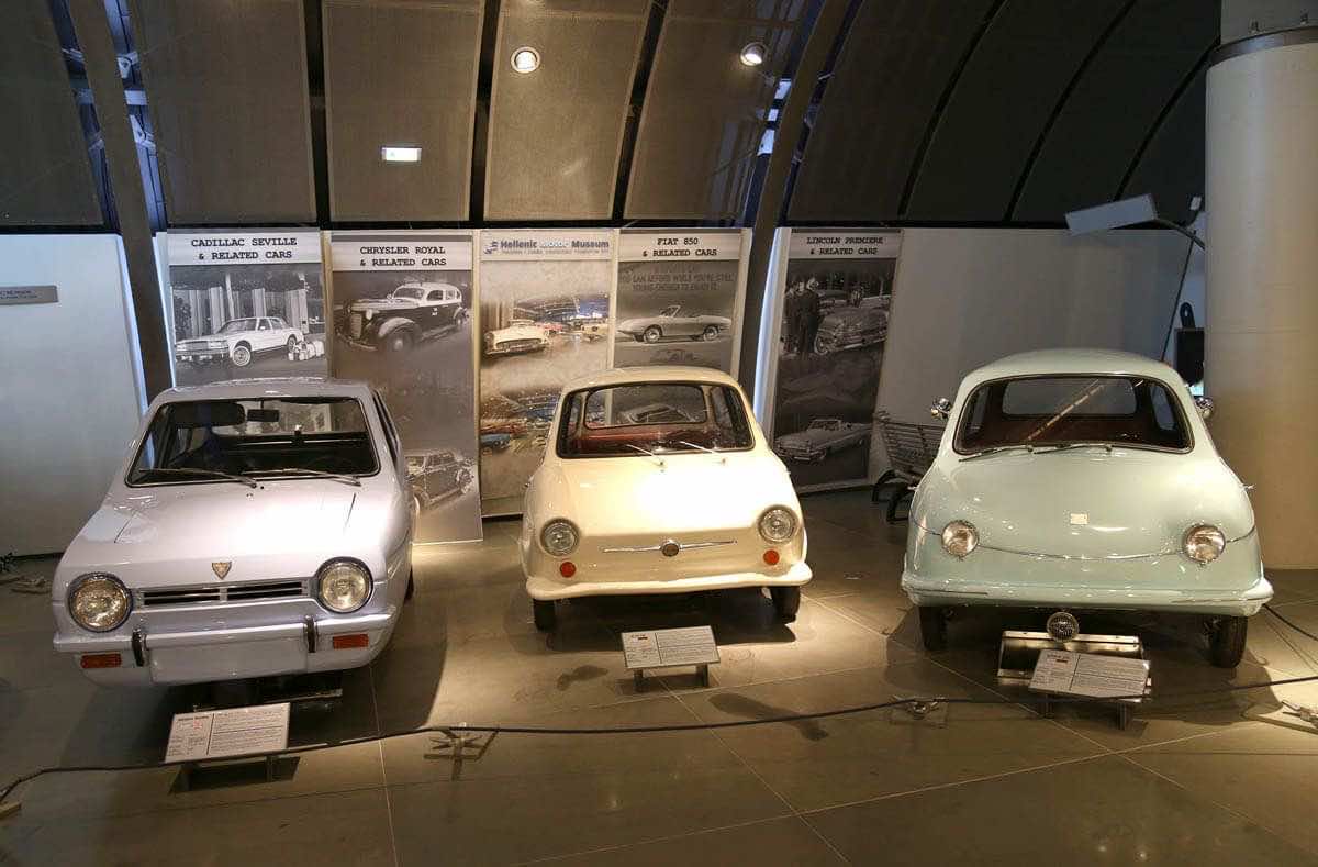 Τρία κλασικά μοντέλα, σε διαφορετικά χρώματα, στην έκθεση Made by Hellas