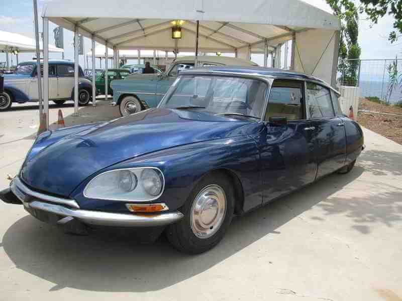 Ένα θαλασσί Citroen Ds του 1971