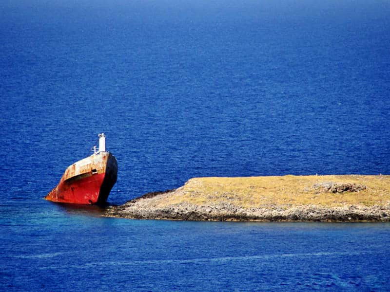 ναυάγιο Κυθήρων προεξέχει στη θάλασσα η πλώρη του