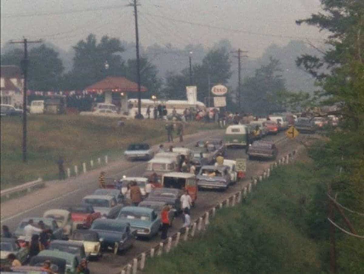 έγχρωμο στιγμιότυπο από το μποτιλιάρισμα για το Woodstock