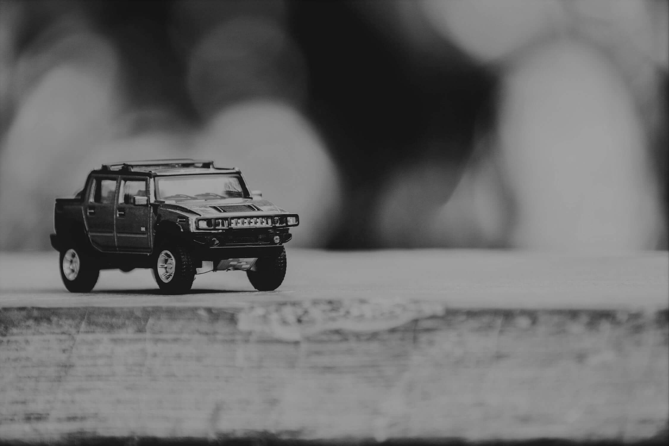 ασπρόμαυρη εικόνα για μεταβίβαση αυτοκινήτου, μινιατούρα αυτοκίνητο τζιπ