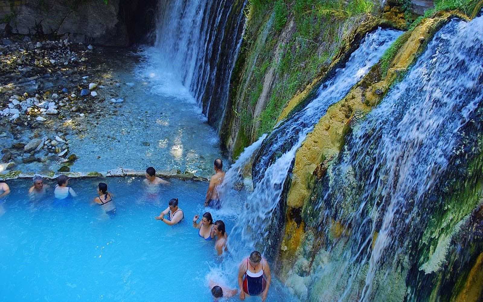 ιαματικά λουτρά, κόσμος μέσα στο νερό