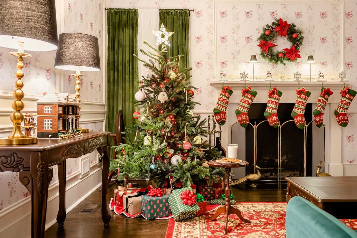 στολισμένο χριστουγεννιάτικα το εσωτερικό του σπιτιού από την ταινία Home Alone