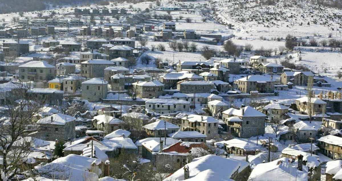 σπίτια σε χιονισμένο τοπίο