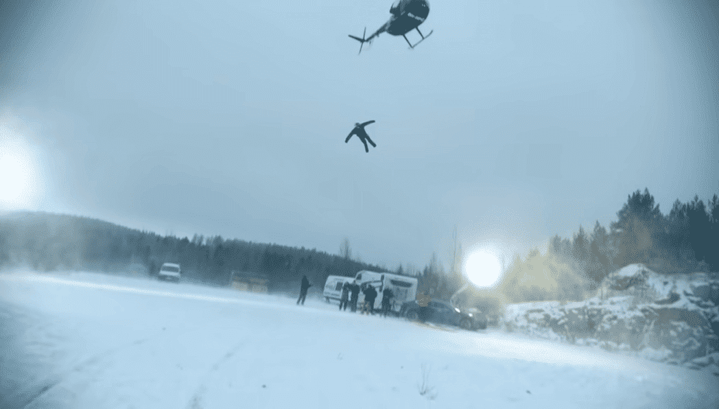 Ελικόπτερο ρίχνει ανθρώπινο ομοίωμα σε χιονισμένη περιοχή