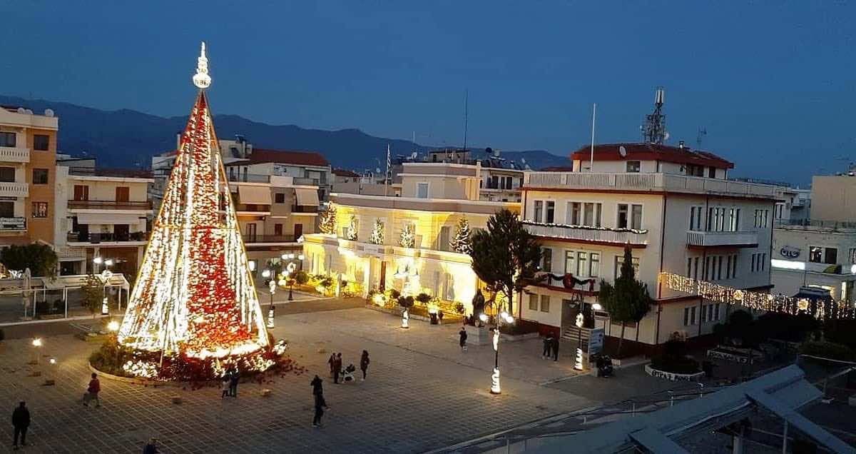 πλατεία με στολισμένο χριστουγεννιάττικο δέντρο