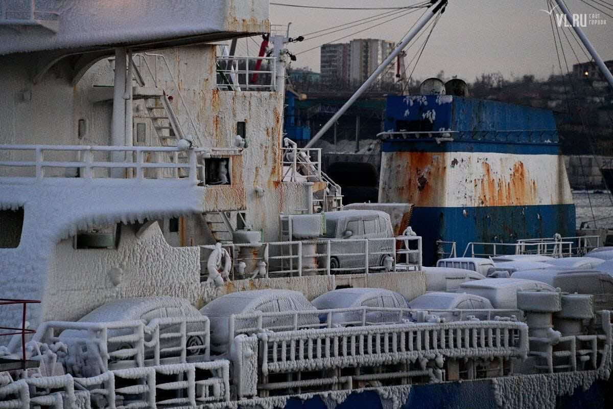 Φορτίο με αυτοκίνητα καλυμμένα με πάγο πάνω σε πλοίο