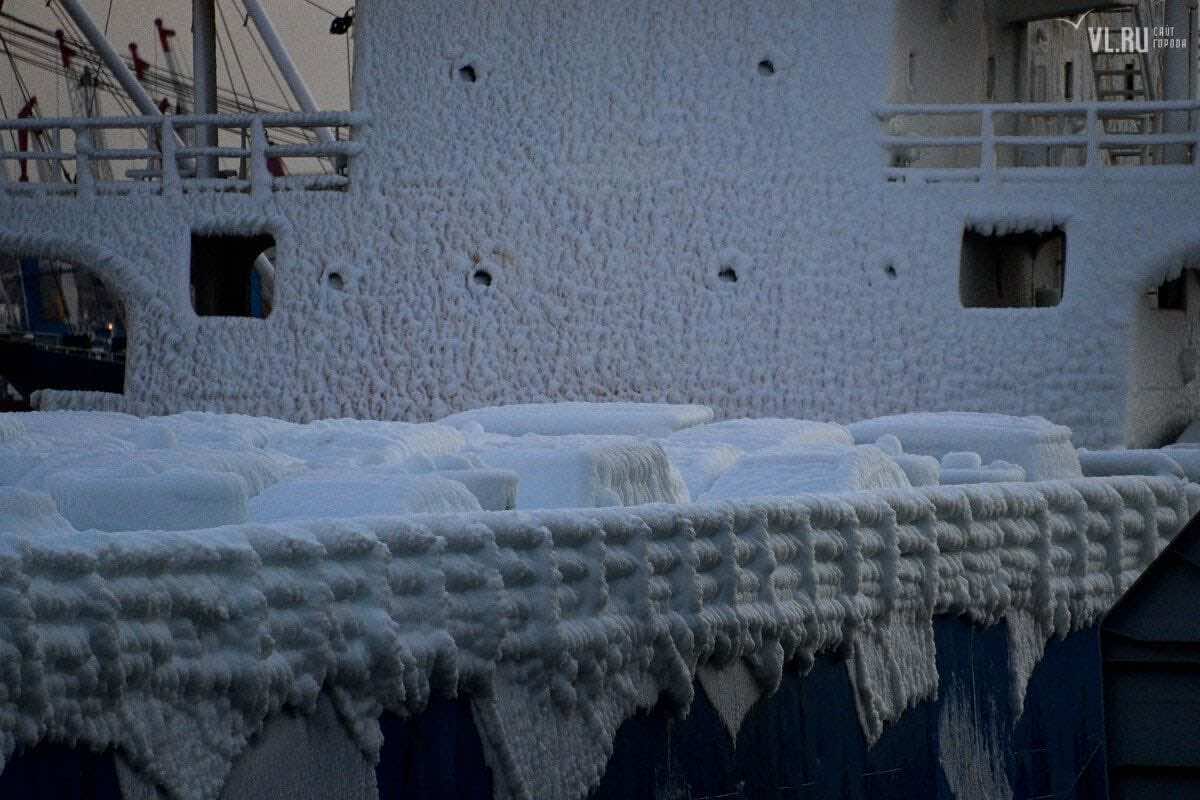 Φορτίο με αυτοκίνητα καλυμμένα με πάγο πάνω σε πλοίο