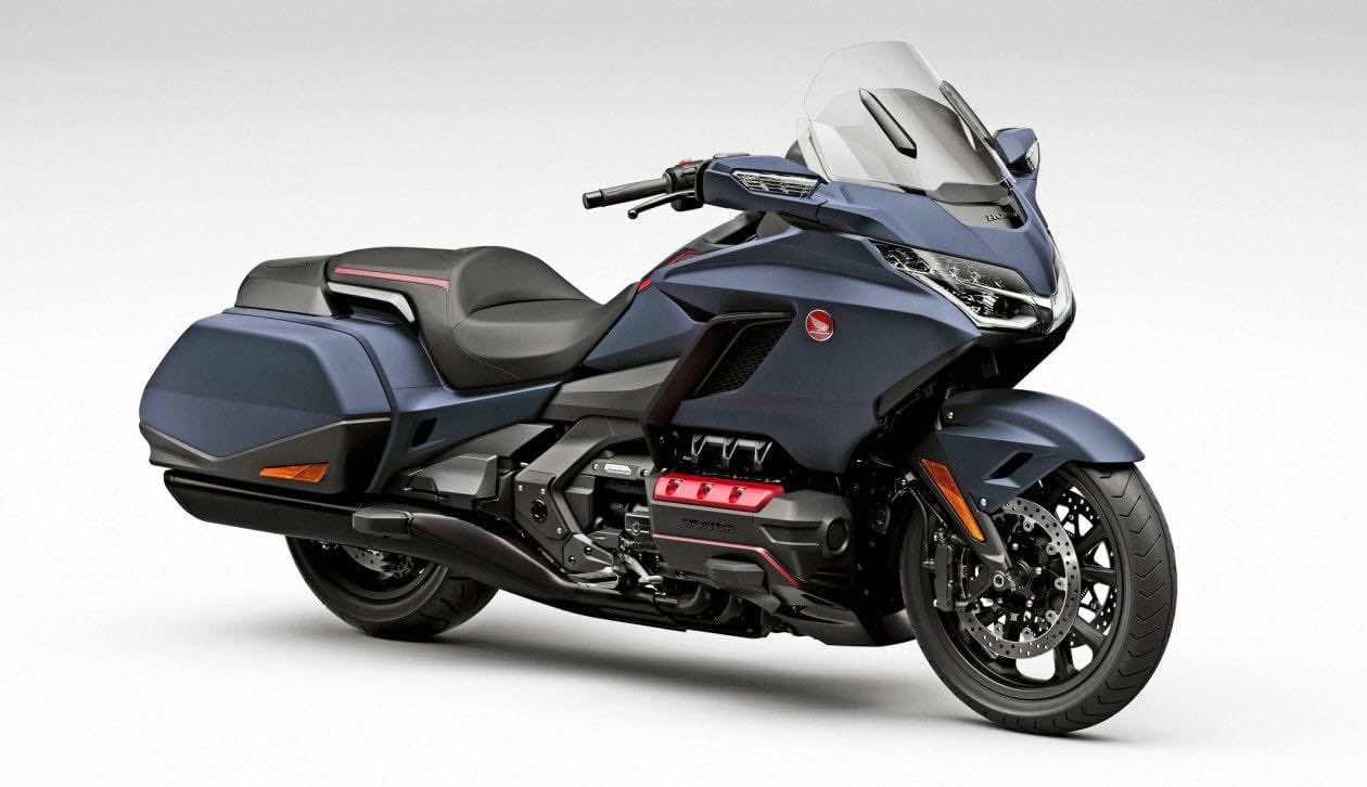 Μηχανή Honda Goldwing σε λευκό φόντο