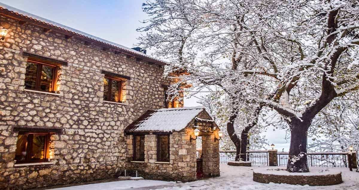 Χιονισμένο τοπίο από τα Τρίκαλα Κορινθίας