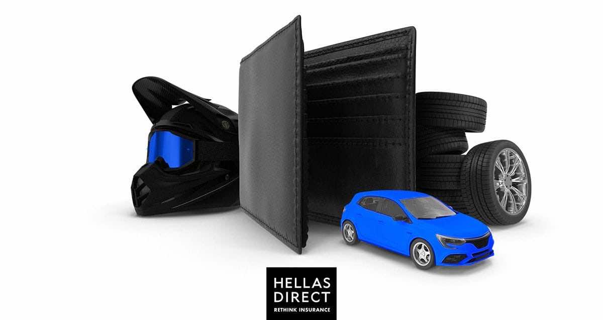 Design με μεγάλο όρθιο πορτοφόλι και δίπλα του κράνος, λάστιχα, αυτοκίνητο μπλε