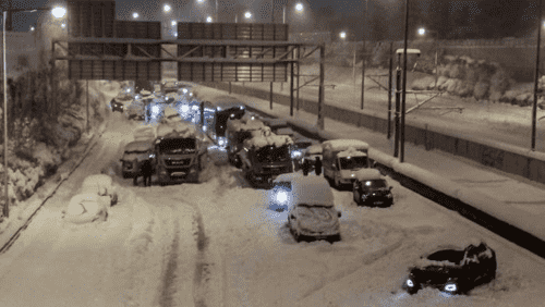 Αττική Οδός χιόνι στην άσφαλτο νύχτα, σταματημένα αυτοκίνητα
