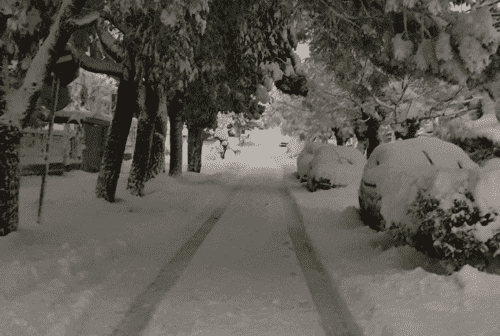 Χιονισμένος δρόμος με σημάδια από ρόδες αυτοκινήτου
