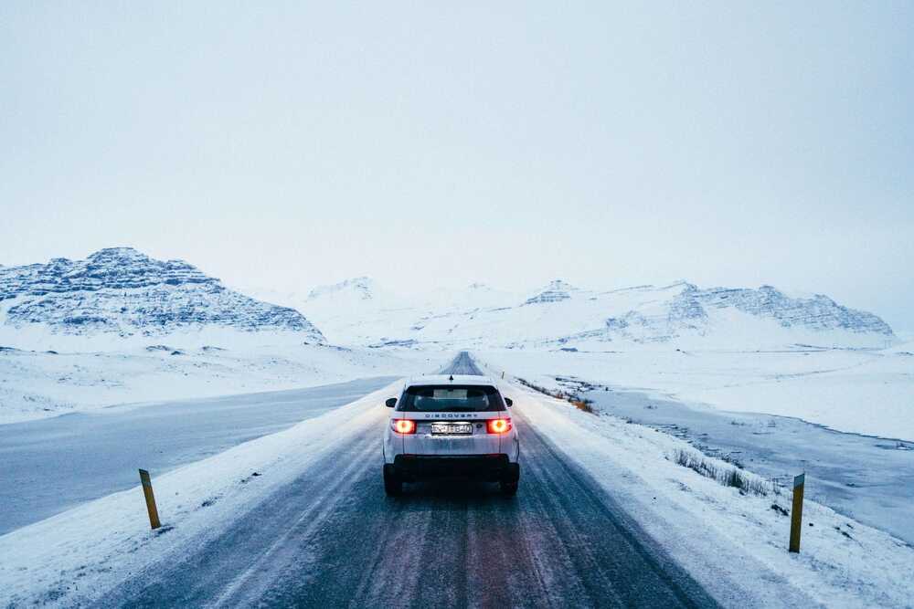 αυτοκίνητο σε χιονισμένο δρόμο