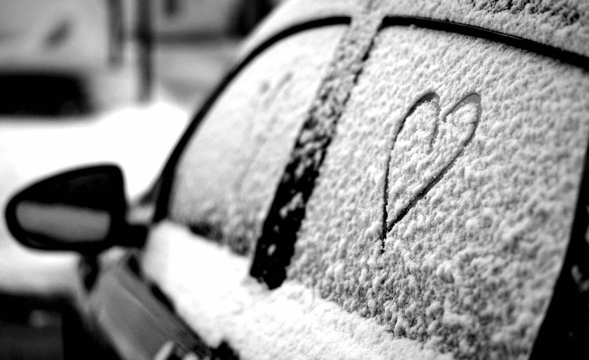 καρδιά σχηματισμένη στο χιόνι σε παράθυρο αυτοκινήτου