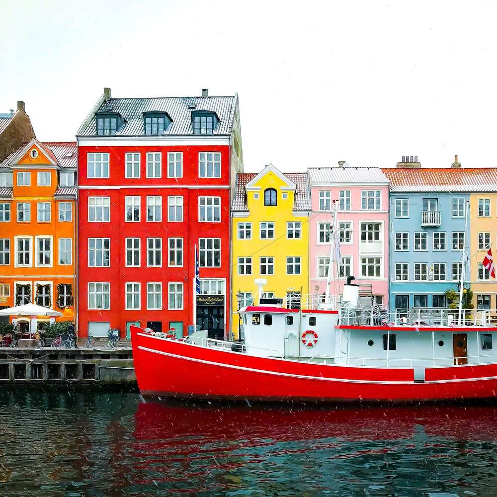 Εικόνα από τη Δανία, πολύχρωμα σπίτια πίσω από κανάλι