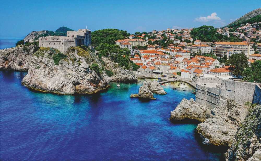 Εικόνα από Κροατία, πετρόχτιστη πόλη δίπλα στη θάλασσα