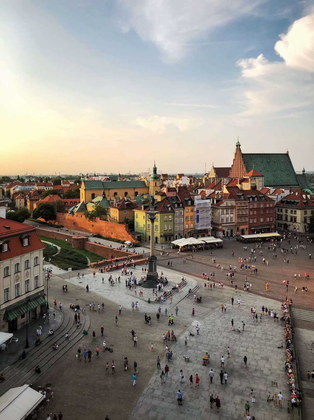 Εικόνα από Πολωνία σε δημόσιο χώρο από ψηλά φαίνεται πλατεία και κόσμος