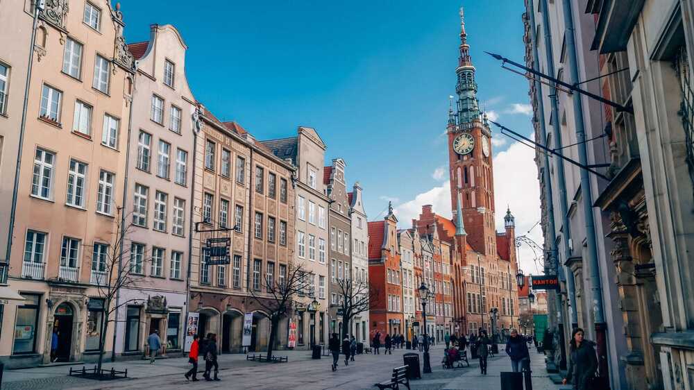 Εικόνα από Πολωνία, πεζόδρομος με κόσμο και κτίρια