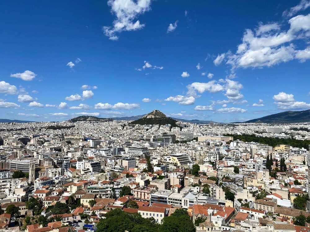 Εικόνα από Ελλάδα, η Αθήνα από ψηλά στο φόντο ο Λυκαβηττός