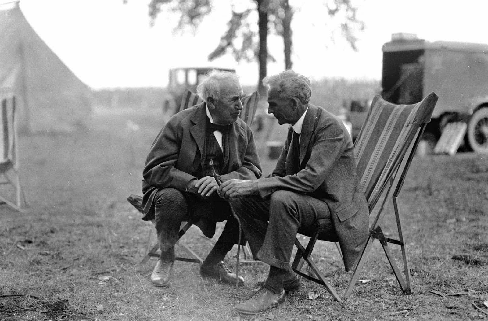  Henry Ford και Thomas Edison μιλούν σε εξωτερικό χώρο