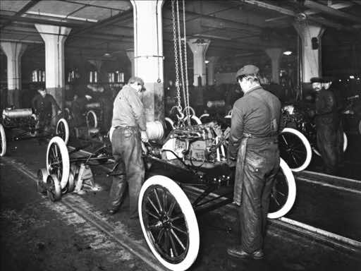 Άνδρες συναρμολογούν αυτοκίνητο στις αρχές του 19ου αιώνα