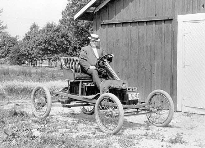 Άνδρας πάνω σε πρωτότυπο ηλεκτρικό αυτοκίνητο του 1916